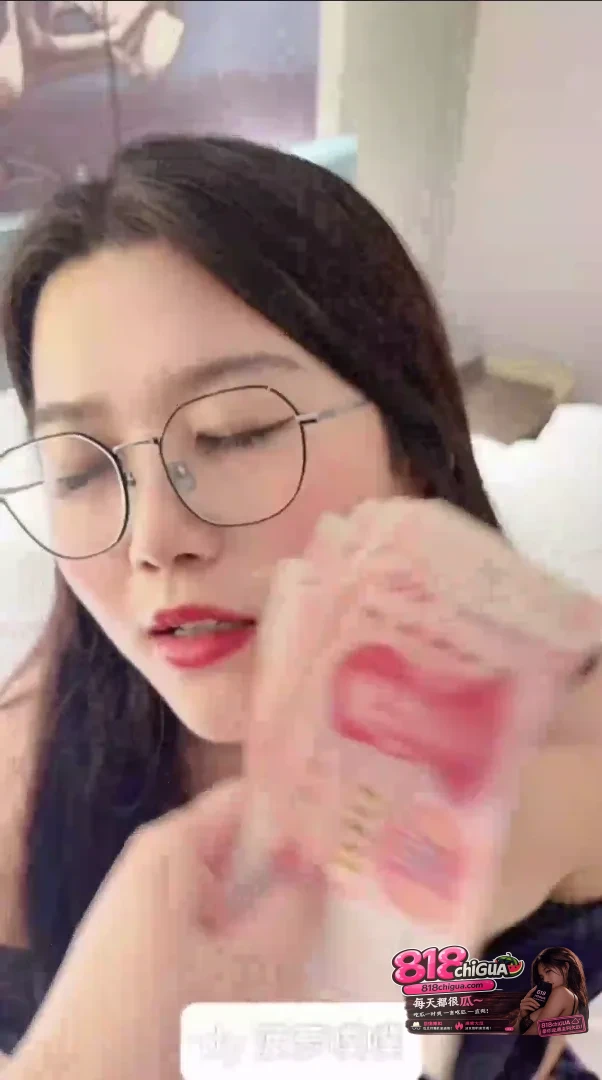 抖音36万粉丝网红 菠萝云饺 肉感十足的反差骚货 户外多场景调教合集