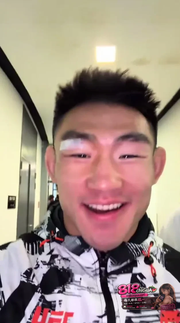 右上勾拳绝杀!宋亚东二回合KO乌马尔,中国力量闪耀UFC上海之夜!