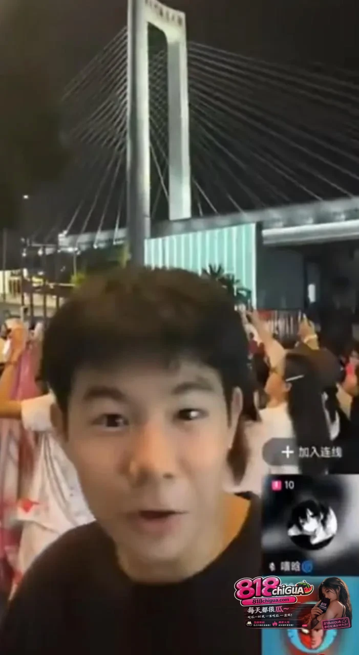 重庆时代峰峻公司长江国际线下冲突事件引发全网讨论,男主单刀赴会对着TF家族相关应援现场高喊网络贬义梗「嘉豪」贴脸挑衅,现场迅速失控。