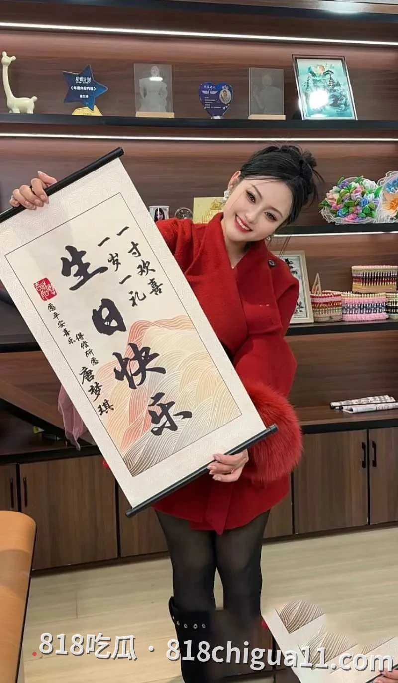 抖音百万网红唐三妹婚后出轨被曝光!原配离世后经常与情人地下恋情,还去KTV寻找男模满足自己,性爱视频惨遭扒出