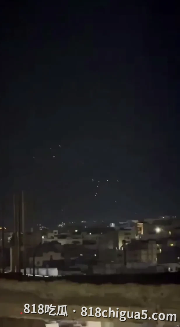 夜空亮如白昼！伊朗大举围剿驻约旦美军基地，防空系统火力全开迎饱和打击