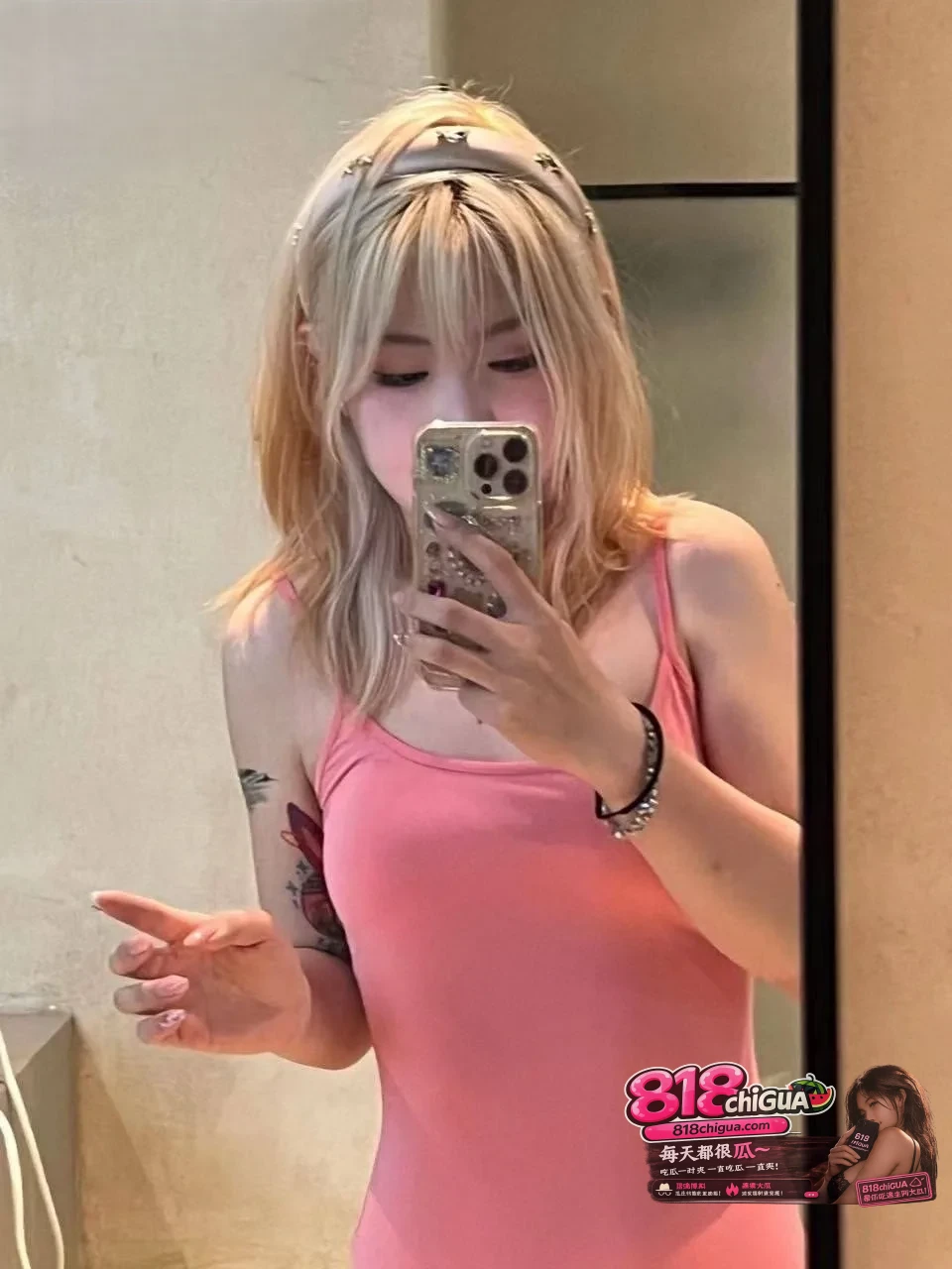 露脸才是王道!童颜巨乳极品学生妹居家寂寞自慰,逼脸同框M字开腿展示粉嫩小穴,跳蛋狂插高潮不止!