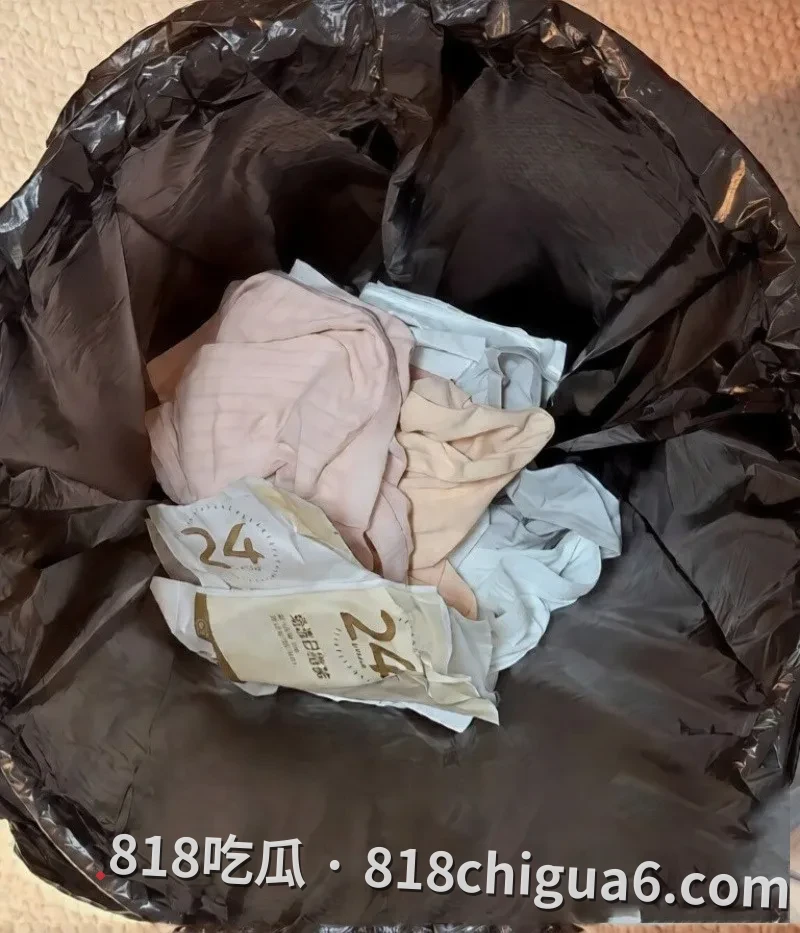 安徽太湖女网红汪欣妍被爆出同时脚踏多条船,原配怒斥其半年内挥霍30万巨款,私密性爱视频在网络上流出引发热议。