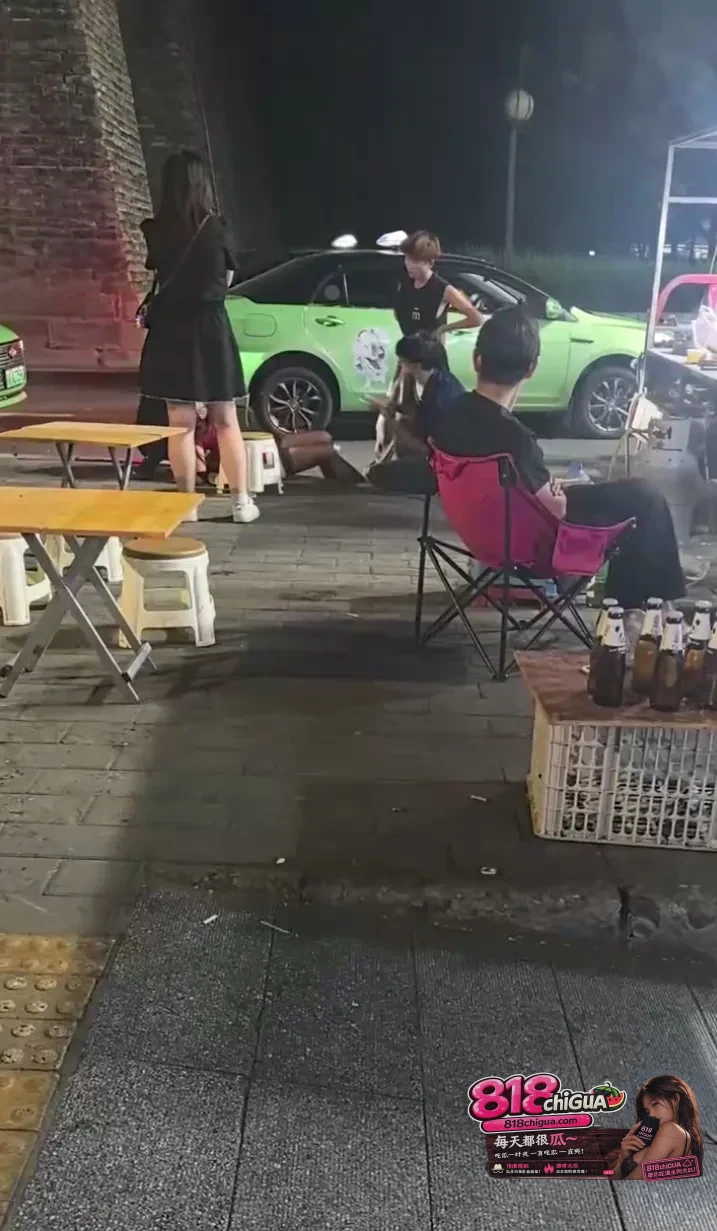 西安街头醉酒出洋相！女孩子喝多了一时爽，第二天全网都是“笑话”