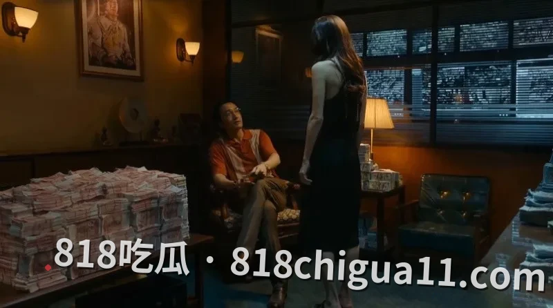 AI魔改金晨剧情版《孤注一掷》片源曝光!性感女星为救同伴不惜献身经理办公室,含泪跪地卖力讨好只为拿回护照。