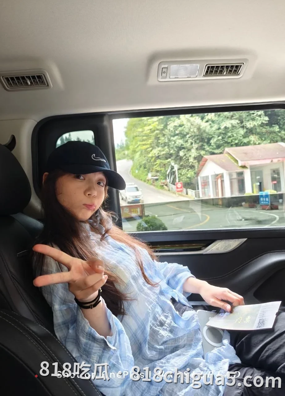 江苏极品反差小姐姐在酒店3P定制视频流出！看她吃鸡巴深喉，表情销魂又阿黑颜，各种姿势插逼到高潮，超绝反差小母狗。