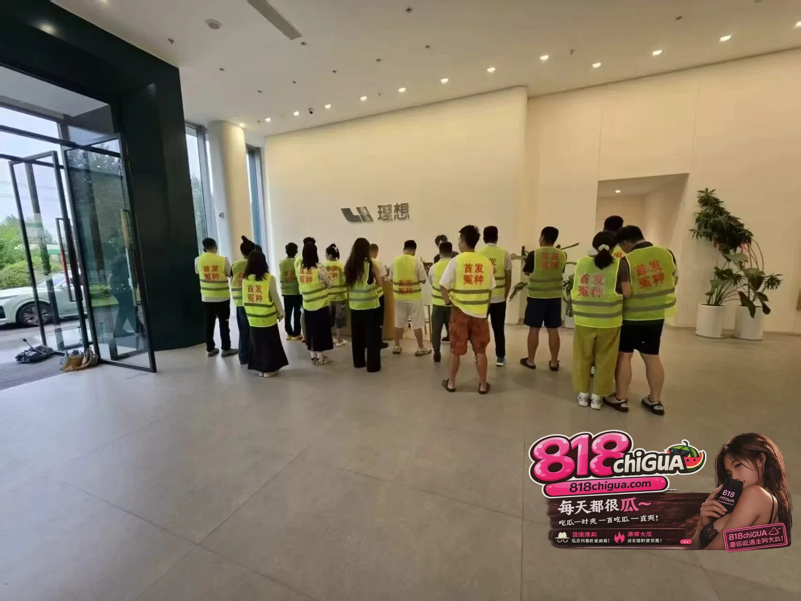 提车数日惊变“首发冤种”?郑州理想车主拉横幅维权,内卷车市的价格阵痛该由谁买单?