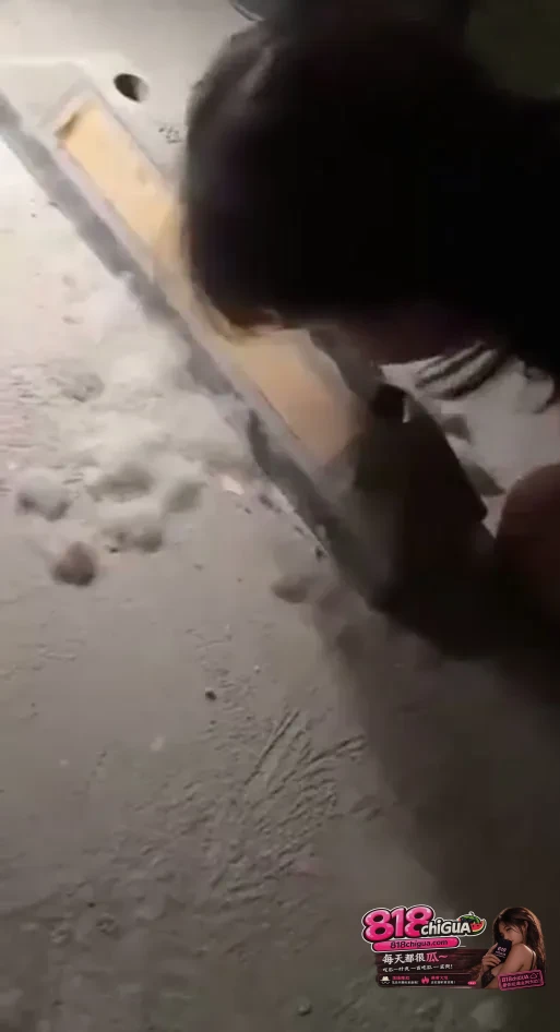 校园边缘的残酷“大戏”!精神小妹合伙霸凌欺负人,是谁给她们的底气?