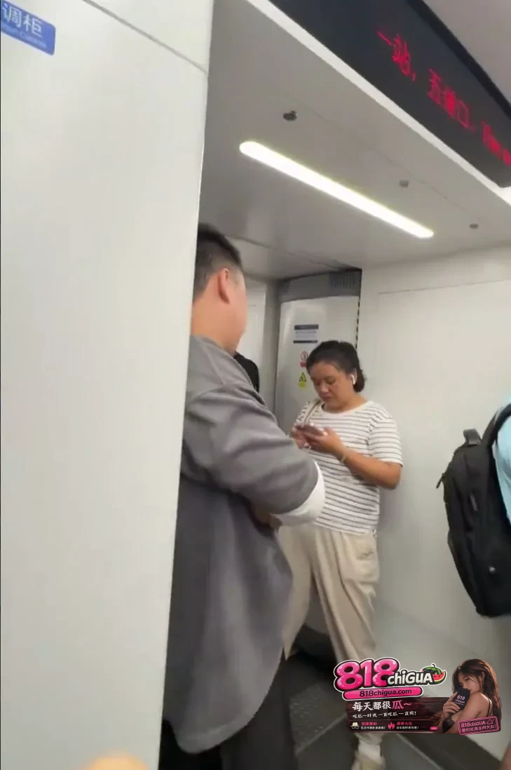 “好害怕，好恶心”：女孩拿手机对人反向拍摄，网络审判不该沦为肆意妄为的武器