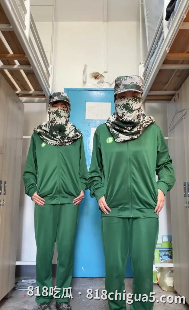 江苏大学史上最丑军训服诞生！网友直呼“堪比KK诈骗园区”，大学军训服装成网络黑点，学生：太难看太丑太搞笑！