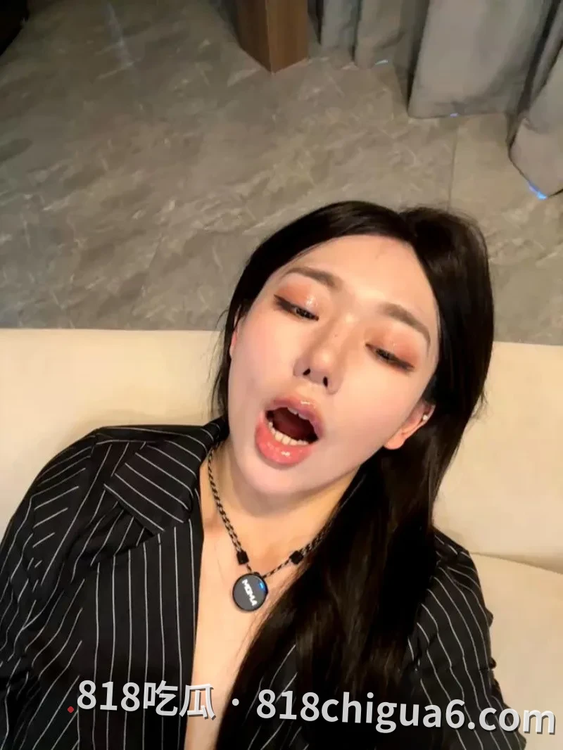 湖南高冷知性美女周丹琼私房大片!气质出众身材火辣居家诱惑再加一副金丝边框骚逼眼镜,演绎都市白领欲望密码。