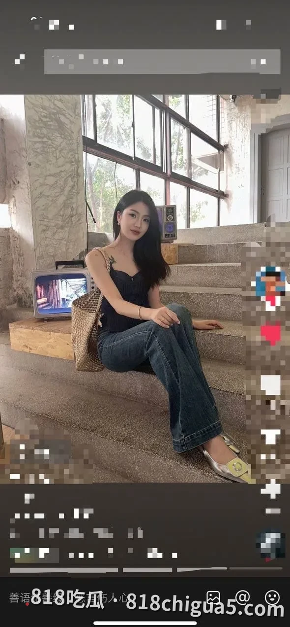 抖音性感网红被富豪包养成专属性奴,后入式撞击翘臀不停歇,蕾丝内衣配乳夹铁链凌辱,痴醉表情与平日形象有天壤之别。