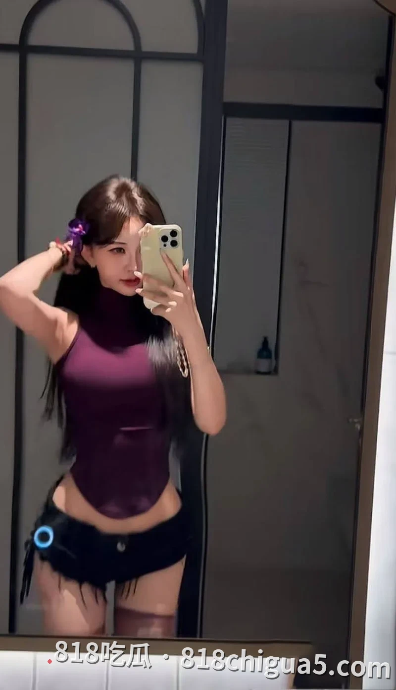 抖音千万网红旭旭宝宝与南妹儿深夜连线询问性感骚衣!全程笑得嘴角比AK都还难压,细心网友扒出两人偷情视频!无套猛操真的太反差了。