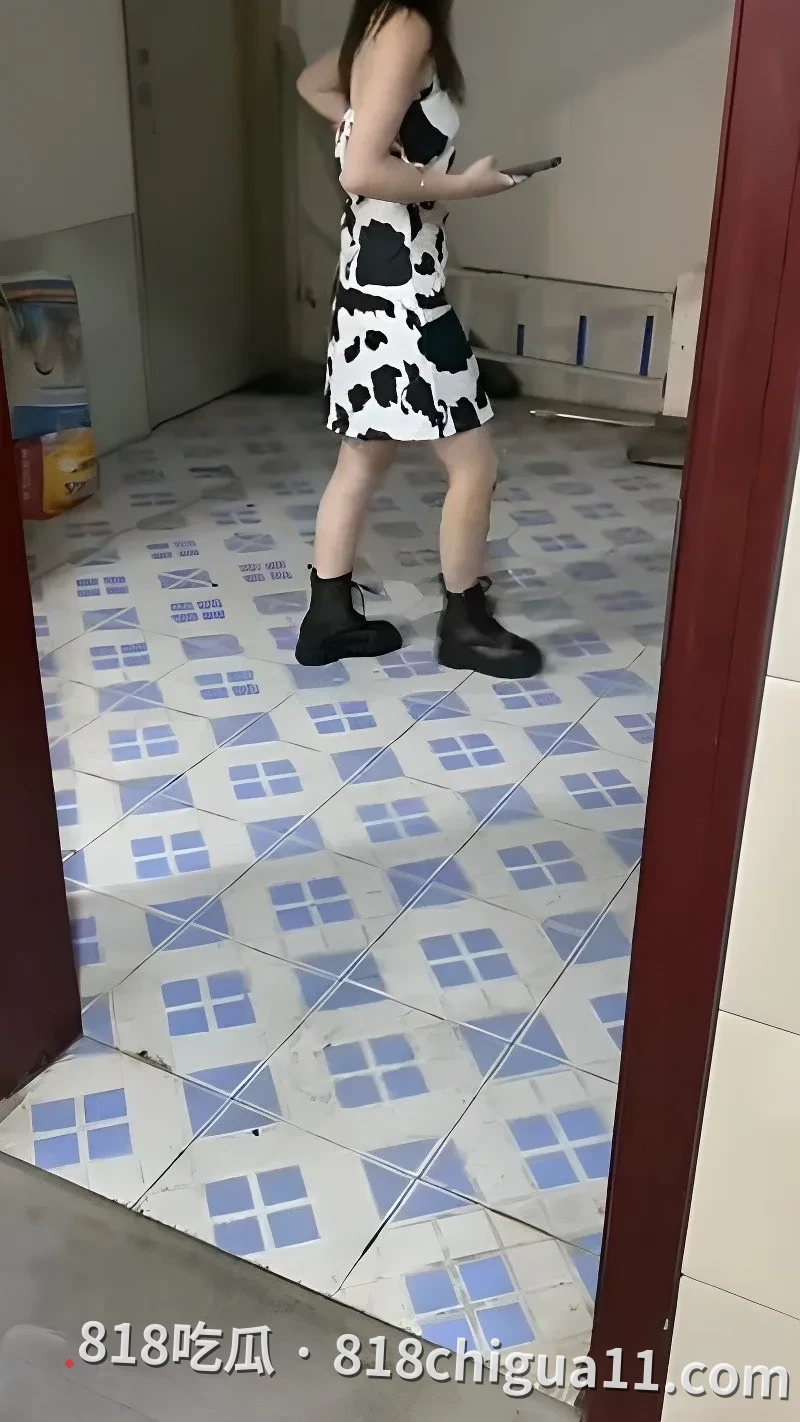 偷拍大神有一佳作 商场女厕偷拍美女蹲坑无死角各种鲍鱼看花眼 一个比一个骚