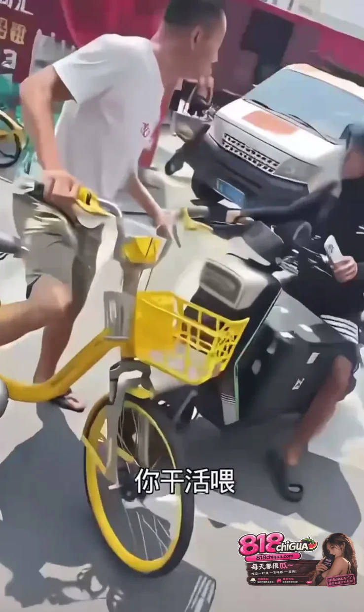 路怒症大爆发!狂飙粗口、当街吐口水还搞偷袭,这回必须让他拘留!