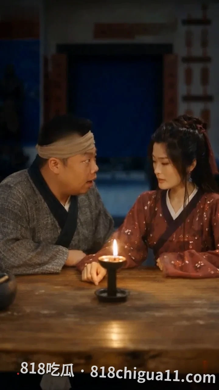 AI全新改编《武林外传》深夜特别版重磅来袭!伙计李大嘴在深夜酒后壮胆强行拿下厨娘秀莲,白展堂则是在招惹掌柜佟湘玉和武林第一美女祝无双,上演双飞大戏。