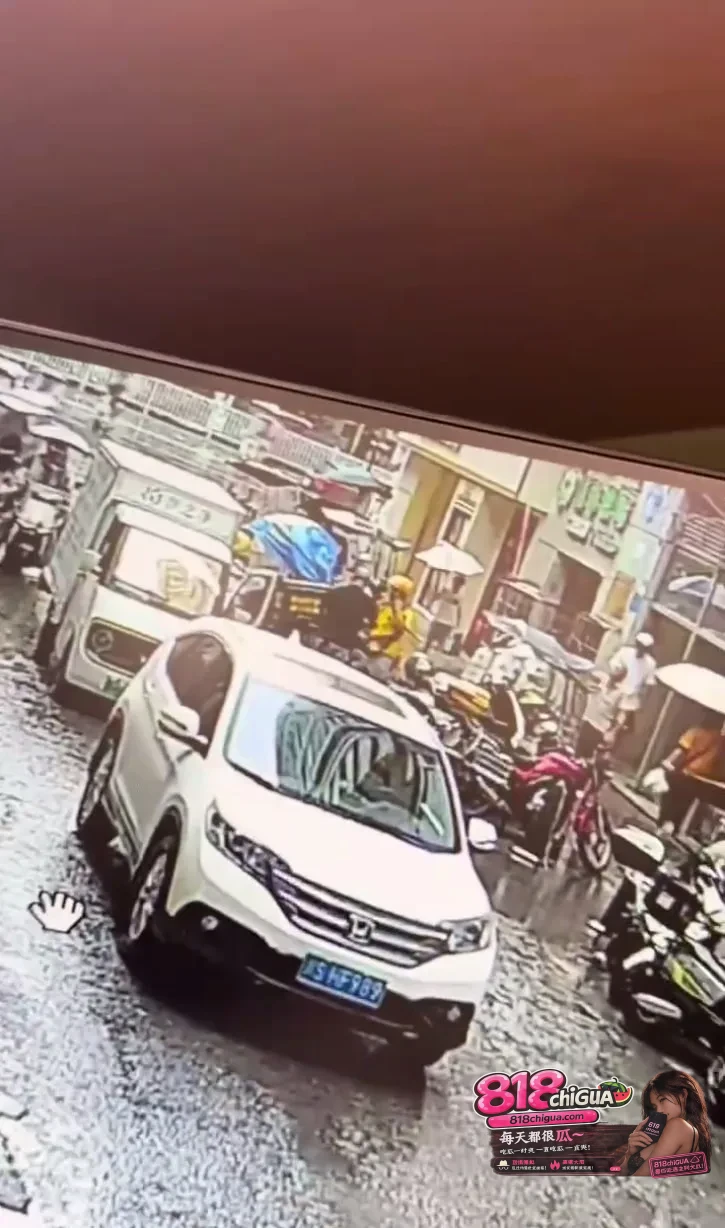 一汪积水引发的血案:开车不减速、挨骂就动手,两名成年人为何在成都街头彻底失控?