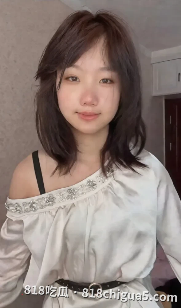杭州嫩妹 宋以薇 露脸自拍自慰视频流出 薄衣到全裸反差直接把人看硬 淫贱表情看着只想操
