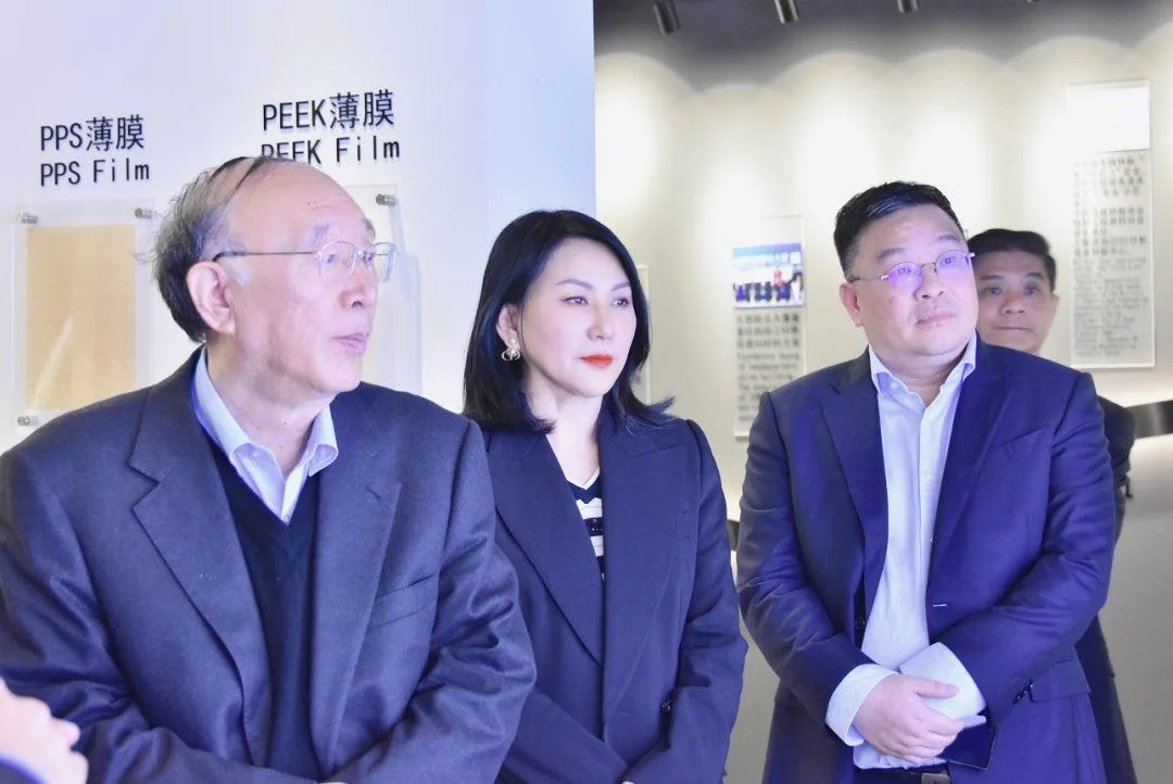与黄奇帆同在深圳机场被带走的，还有他儿子黄然非