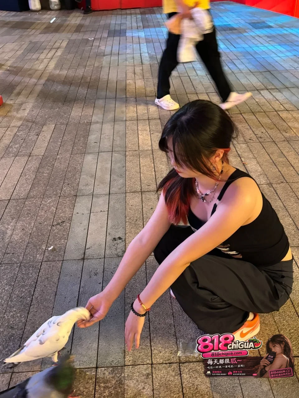 投稿爆料!网约深圳已婚少妇,表面清纯实际超级反差!领回家戴上狗链无情调教,白嫩挺翘奶子在抽插中乱晃,表情爽到彻底失神!