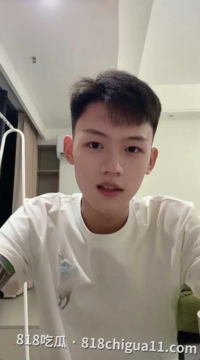 河南知名网红付迪凯彻底崩塌形象,一边花着前女友的钱,一边背叛对方还对其施暴,其前女友愤怒地将出轨证据以及性爱视频曝光。