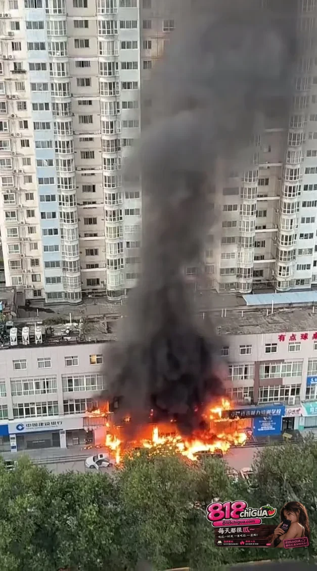 陕西渭南交通大厦楼下超市突发火灾！浓烟四起，愿所有人平安无事！