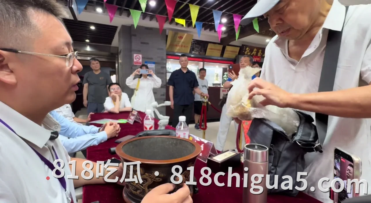 古董专家给老人家鉴宝说假的,老人直接不开心:一文专家劝诫,收藏陷阱警示与真实案例