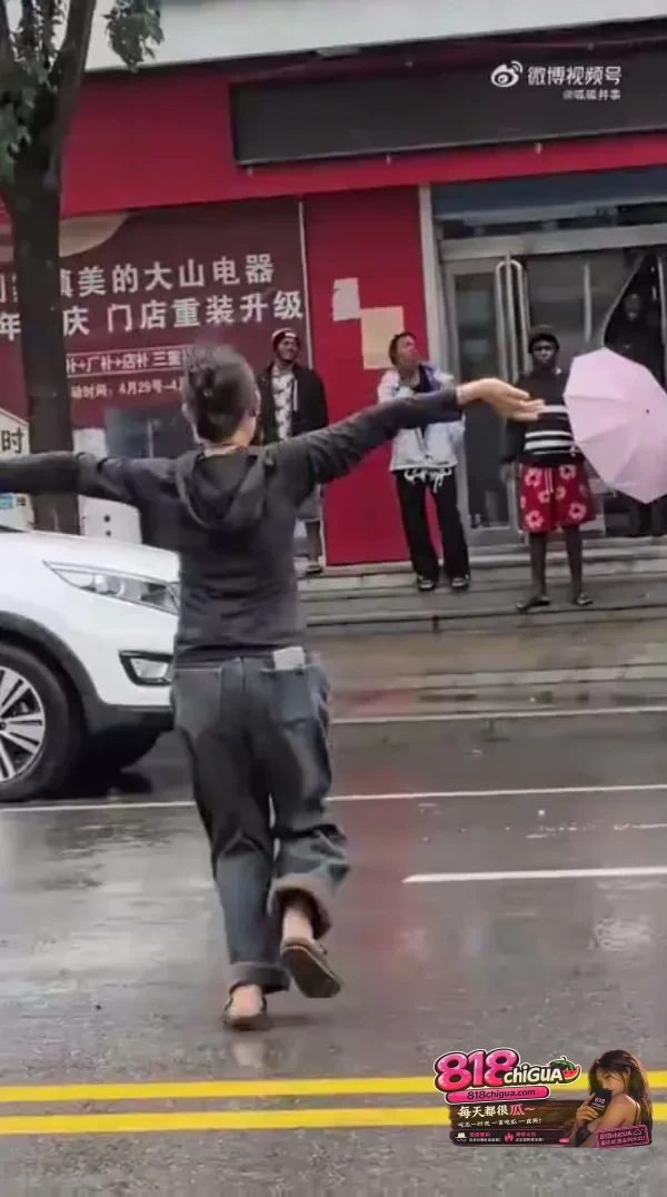 河南两女子冒雨热情迎接非裔博主:“崇洋媚外”还是“有朋自远方来”的礼仪之争?