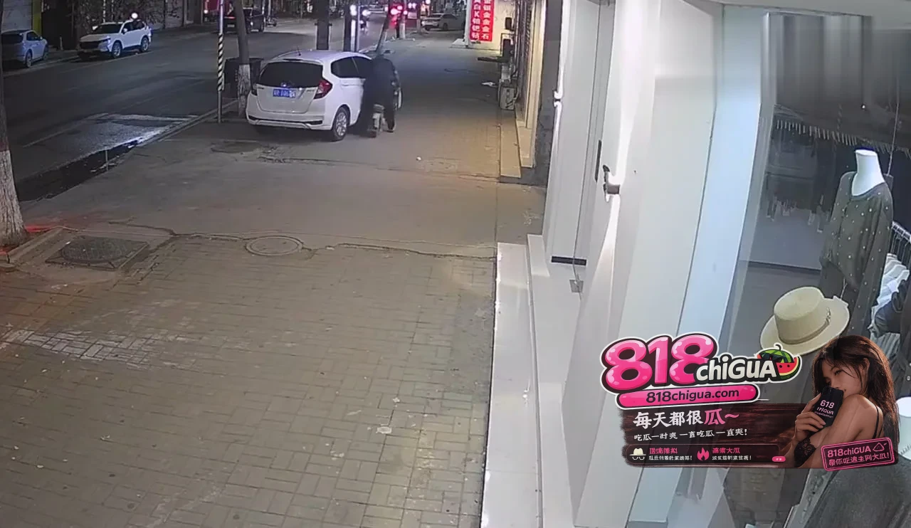 违停人行道被撞,电动车爬起就走!女车主哭诉“倒霉”,交警:你俩都不冤!