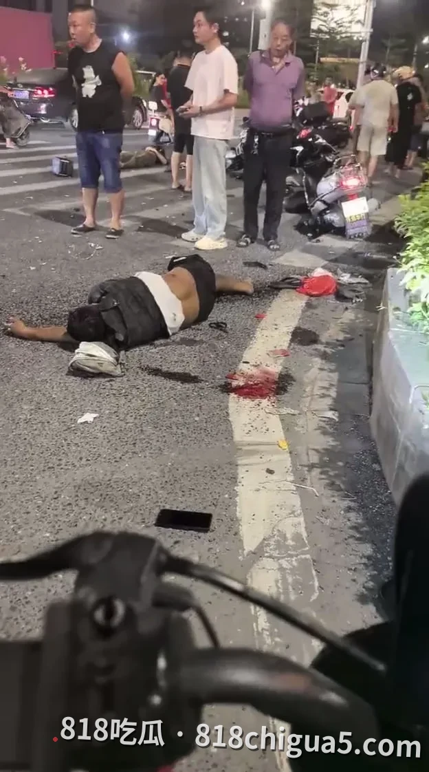 揭阳阳美保利一期前红绿灯突发车祸!现场一度引发围观,具体伤亡情况仍待确认