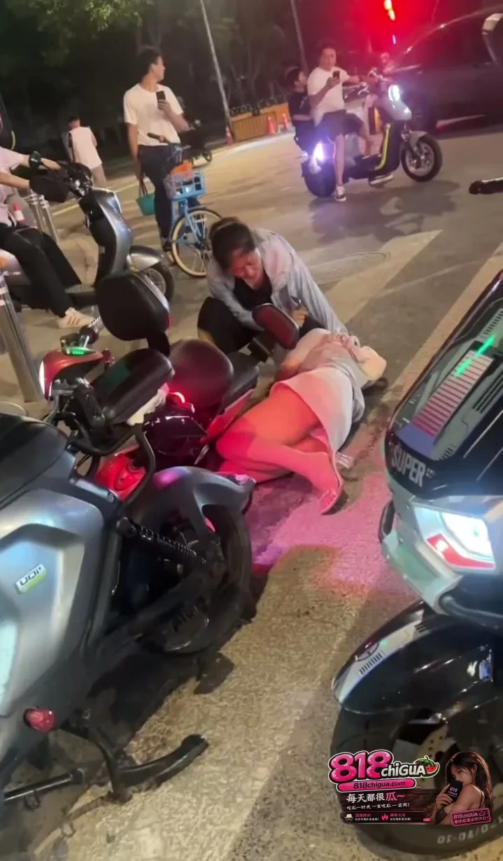 现场曝光！原配街头揪发手撕第三者，别再用“底层互害”的撕扯给渣男买单！