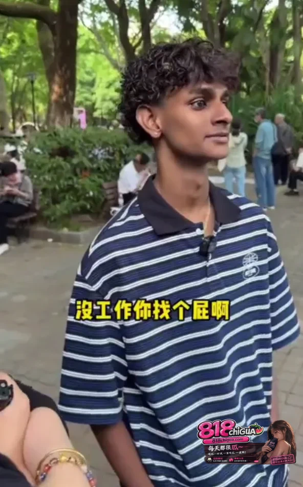 印度三哥来到上海相亲角相亲强调自己是印度高种姓可以给女方做咖喱牛肉。 结果被中国阿姨怼得一句话说不出!