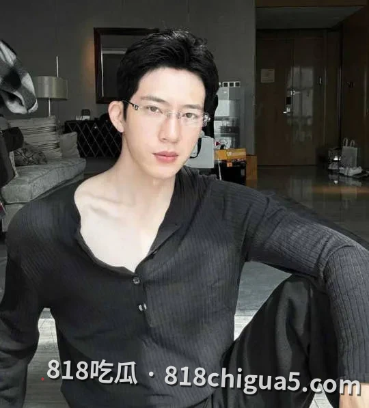 娱乐圈重磅八卦,井柏然与刘雯秘密领证传闻冲上文娱热搜!早期男同传闻再次被翻出,背后大佬竟是何炅!