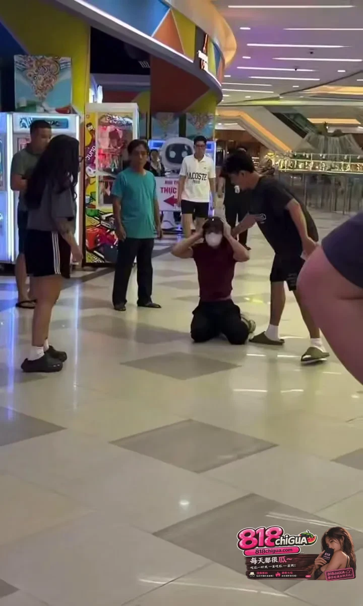 偷拍翻车现场!男扮女装混进商场女厕偷拍女子如厕被当场抓现行,拖出来外面暴揍大逼兜扇得连连求饶!