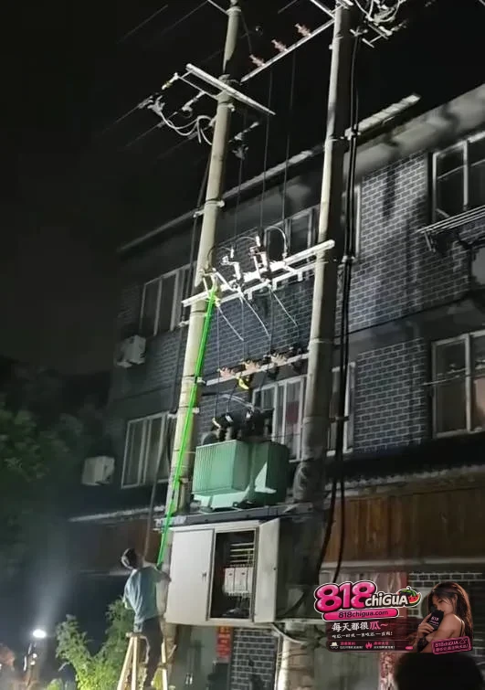 惊险一幕!某城中村变压器维修时突发爆炸,烈焰瞬间席卷现场,电工师傅被瞬间笼罩!