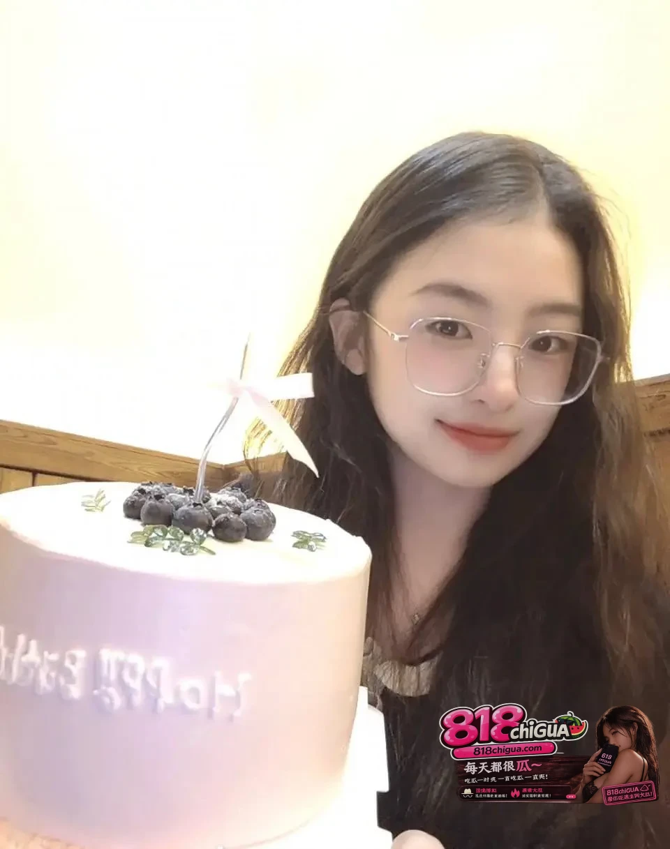 十个眼镜九个骚!吉林眼镜妹王露妍不雅视频流出,平时乖巧清纯,背地里早成金主专属母狗,女上位坐骑抽插被干到腿软!