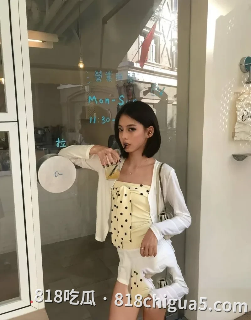 抖音网红博主ray找新欢性爱视频揭秘!表面人畜无害,私下竟是一个吸精狂魔,舌头主动舔出想把大鸡巴塞入口中。