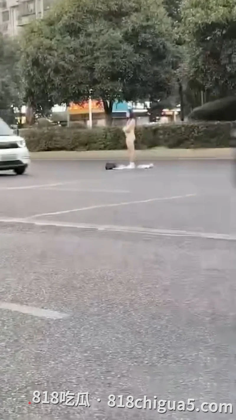 高铁站惊现裸奔狂魔 邵阳极品少妇因情变愤然脱光光视频曝光 赤身立于马路中央,场面一度十分尴尬。