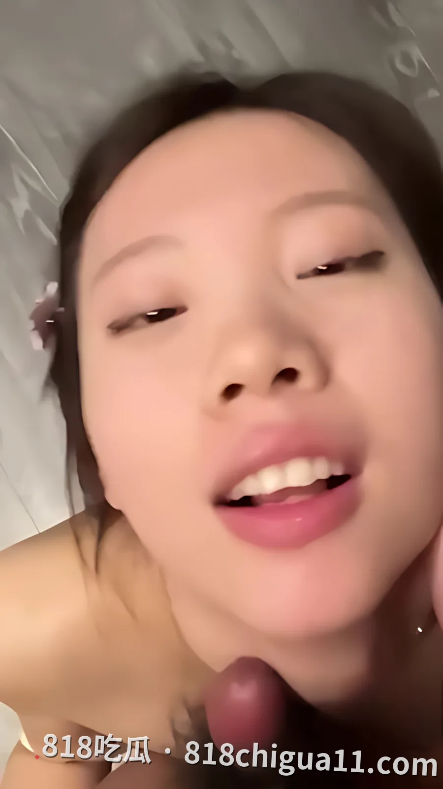 成都文科女大学生陈晓慧性爱视频泄密!对镜给学长跪舔吃鸡 仰着脸迷离眼神求操,骚穴直接操到潮喷不止,浪荡淫叫声听着梆硬。