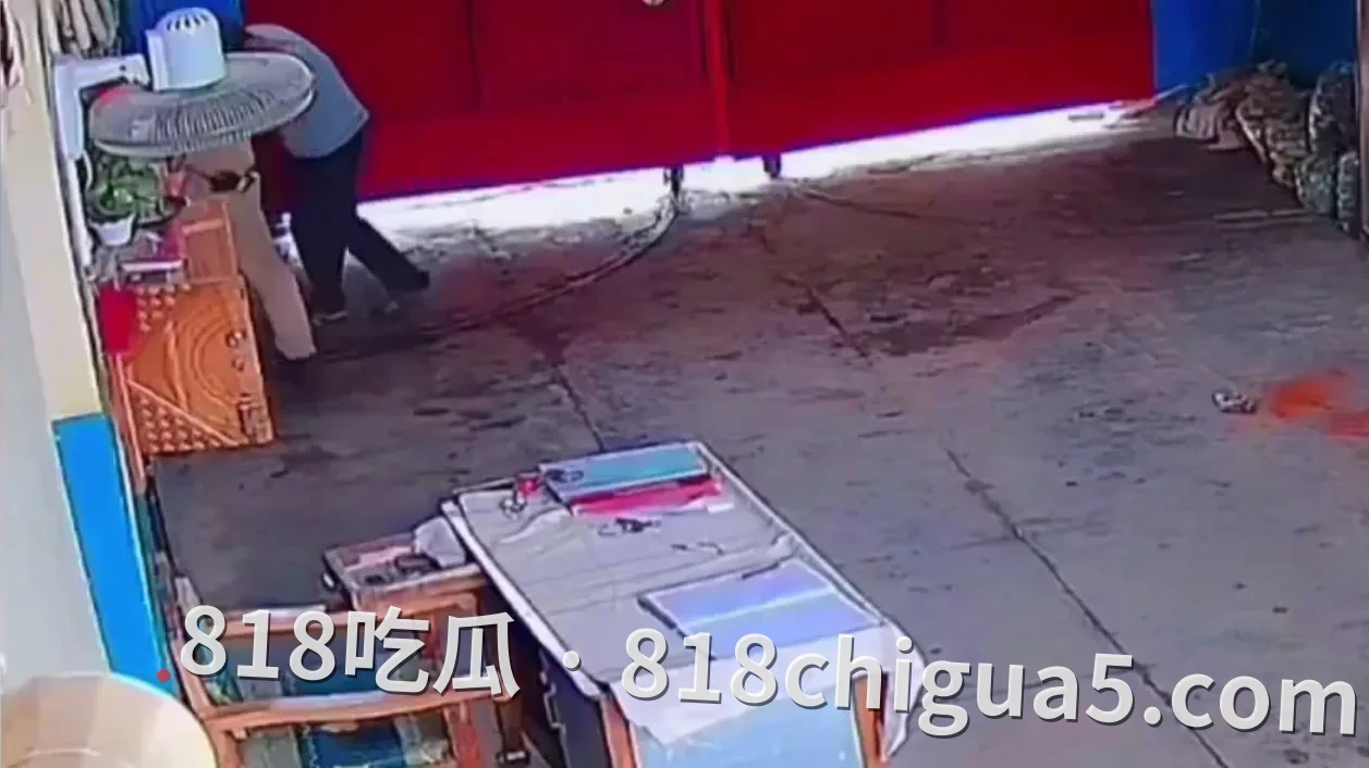 印度奇葩监狱再爆闻!囚犯居然能拿到狱警枪支越狱:保安“睡懒觉”任由囚徒“拿枪玩”?
