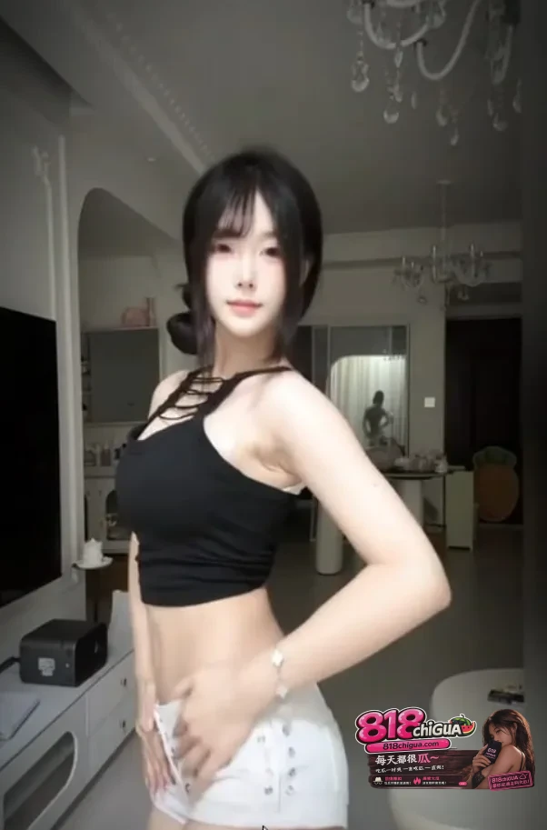 快手人气网红 小曦 给金主定制专属福利私拍 白嫩美乳笔挺诱人 JK制服浴室play齐上阵 画面反差让人欲罢不能