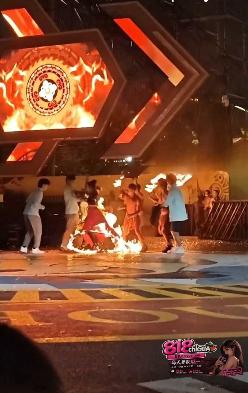 徐州乐园火裙舞事故女演员红裙被大风点着烧成半截哭喊狂奔满台跑!