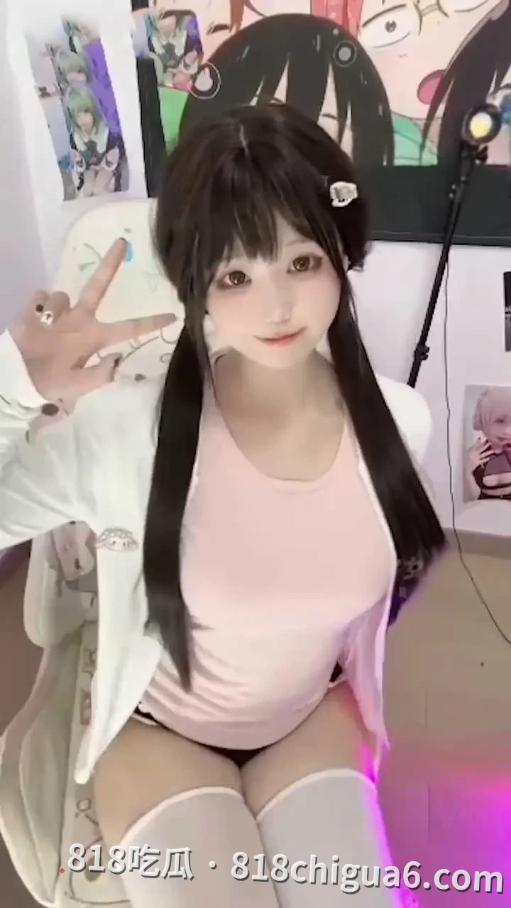 抖音顶级颜霸Coser小扑通深夜放送私人骚舞视频泄密!性感三点若隐若现白虎一线天,S型曲线勾人魂魄令人大饱眼福。