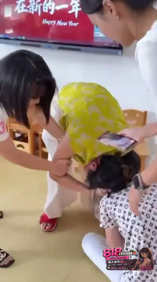孩子摔倒家长失控“抓咬”园长!越界的野蛮撕扯,换不来合理的道歉
