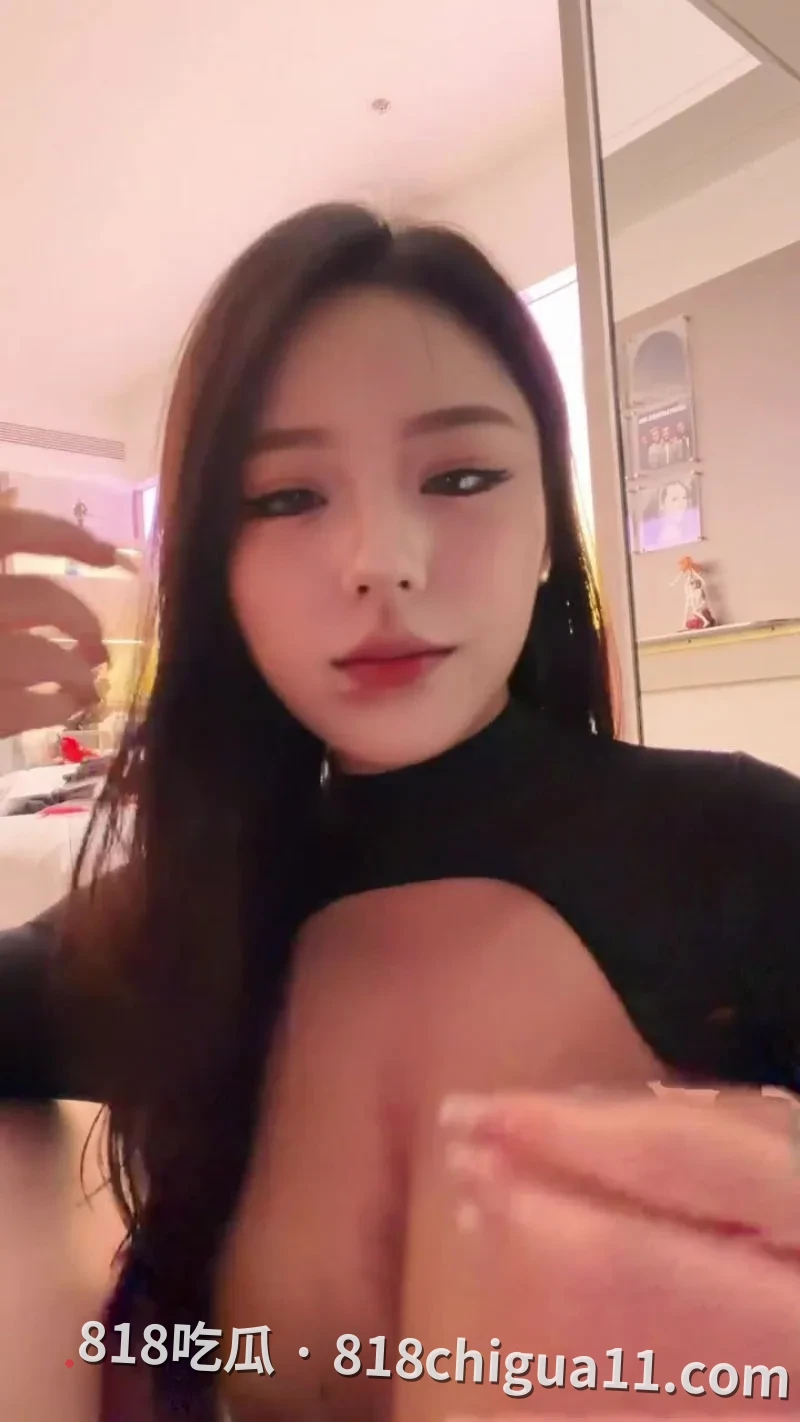 极品奶香婴儿肥母狗林芳丽主动侍奉金主视频泄密!雪白细腻的肌肤和饱满丰盈的大奶子,穿着黑丝侧躺姿势被大鸡巴挨操,淫水喷的大屌都是。