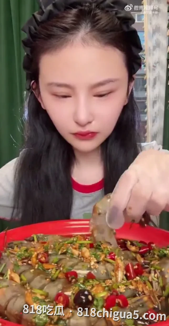 百万粉丝网红“干饭莹莹”24岁骤逝：是谁在用流量“吃”人？