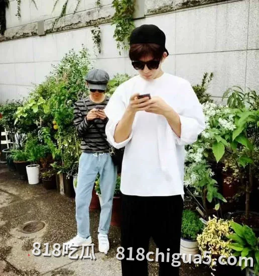 娱乐圈重磅八卦,井柏然与刘雯秘密领证传闻冲上文娱热搜!早期男同传闻再次被翻出,背后大佬竟是何炅!