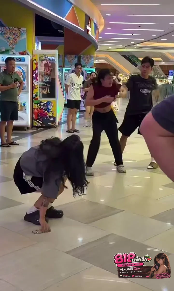 偷拍翻车现场!男扮女装混进商场女厕偷拍女子如厕被当场抓现行,拖出来外面暴揍大逼兜扇得连连求饶!