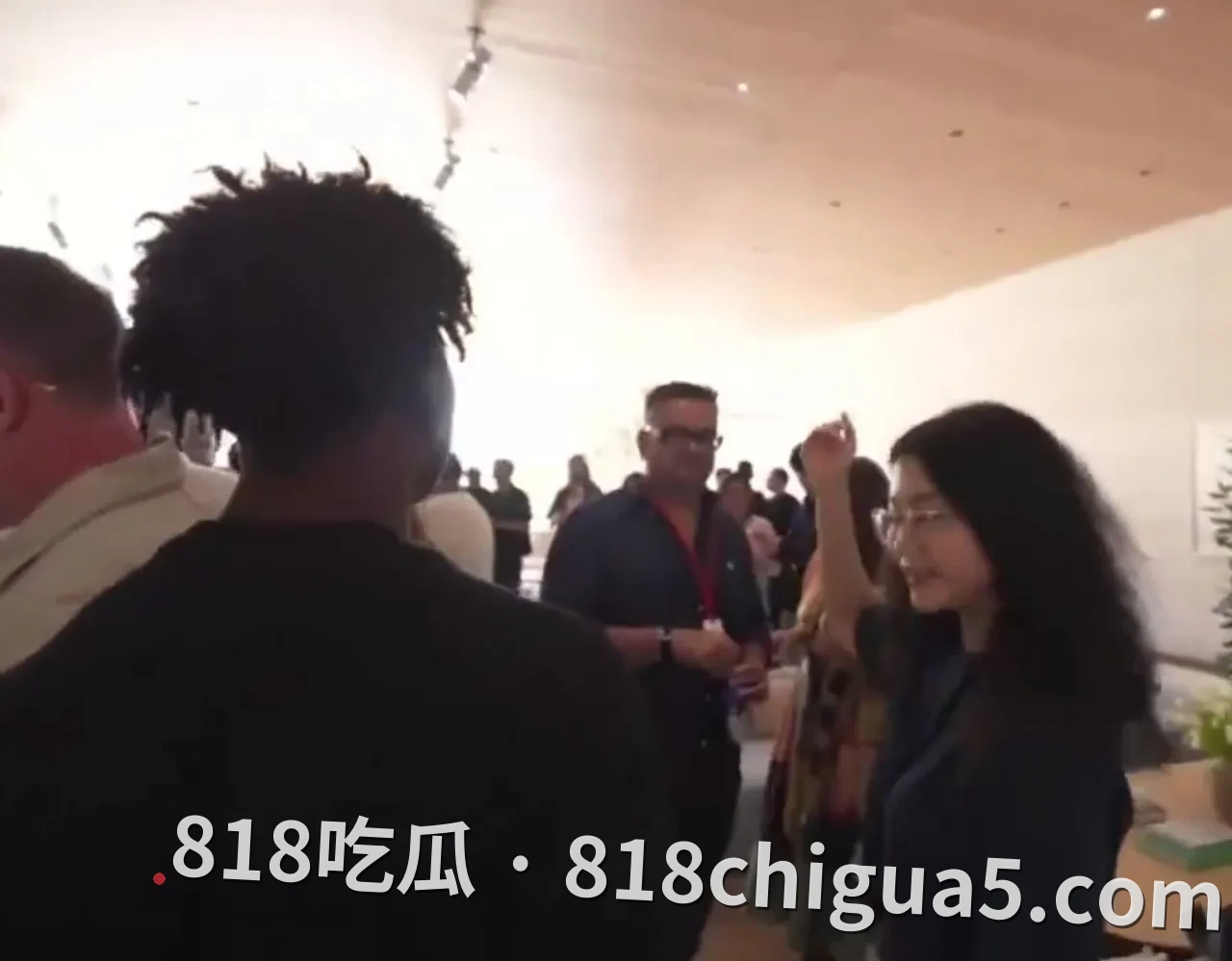 苹果发布会“阿信来自中国”被低声提醒!甲亢哥互动视频反转:真相藏在剪辑里