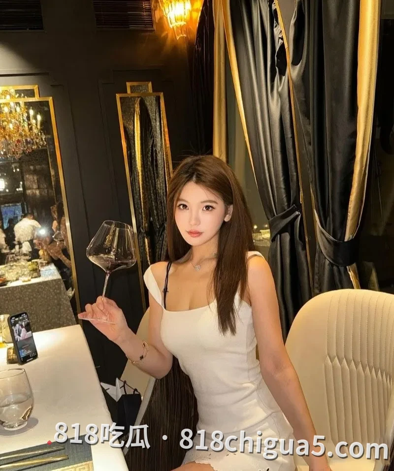 人气高颜值博主李伊奈与男友在酒店性爱视频泄密!进行多种姿势挨操角度拍摄,小骚穴被干到高潮抽搐,浪荡淫叫声低沉迷人。